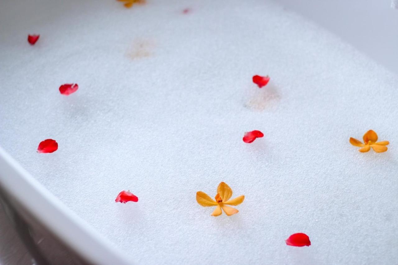 The Shore At Katathani - Adult Only - Sha Extra Plus Экстерьер фото A bubble bath